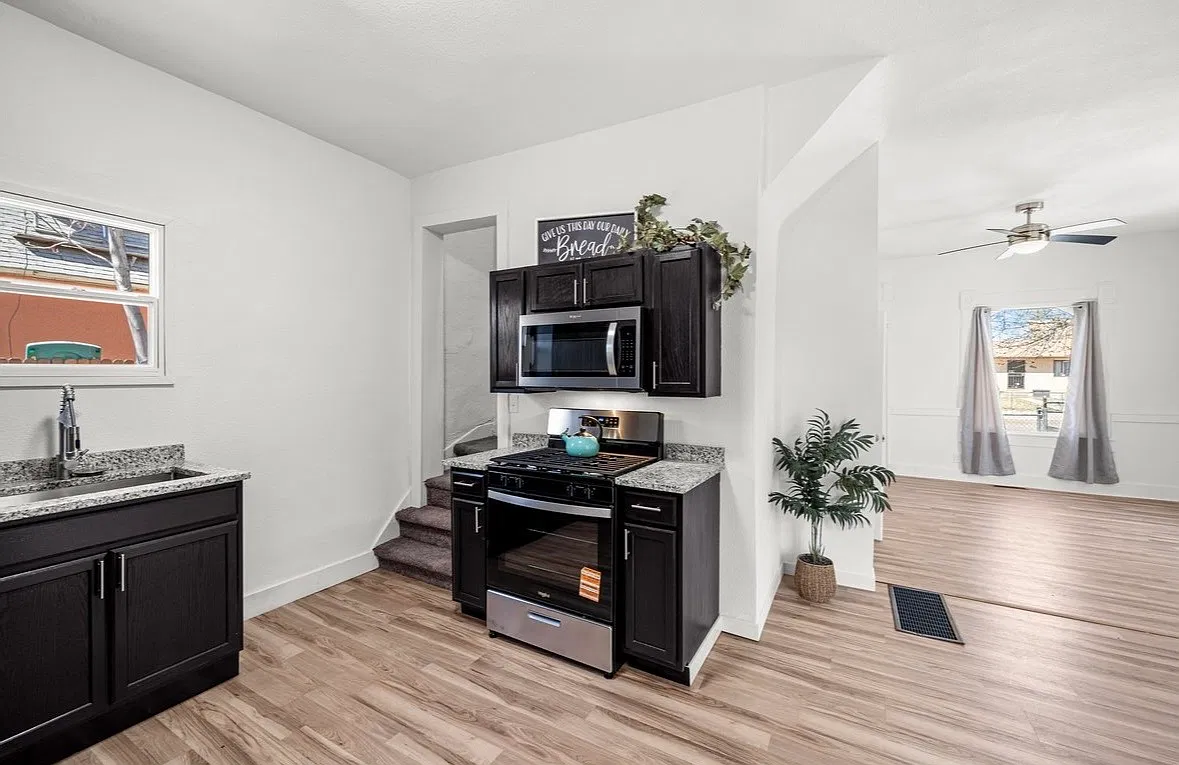 3 bed, 906 sqft, $1,400 — Photo 1
