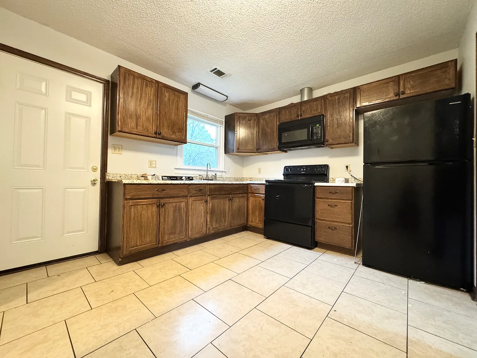 3 bed, 1.5 bath, 1200 sqft, $1,800 — Photo 4