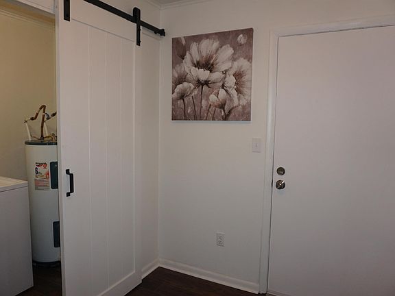 3rd image of 800 Upchurch Blvd