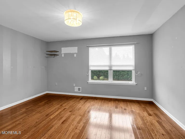 12 Sanford St — Photo 22