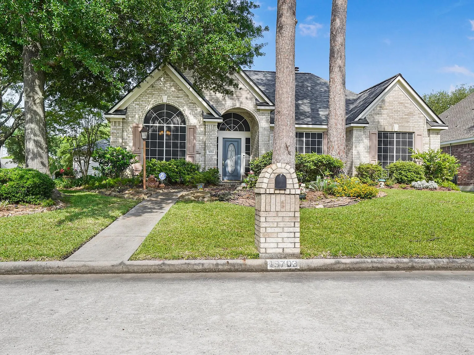 3 bed, 2.5 bath, 2552 sqft, $2,300 — Photo 1