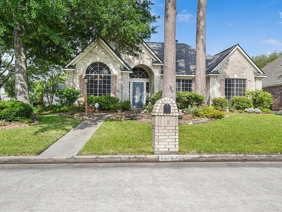 19703 Clear Glen Dr