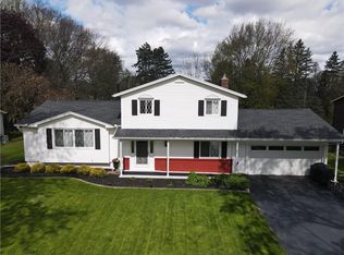 91 Charleswood Dr, Pittsford, NY 14534