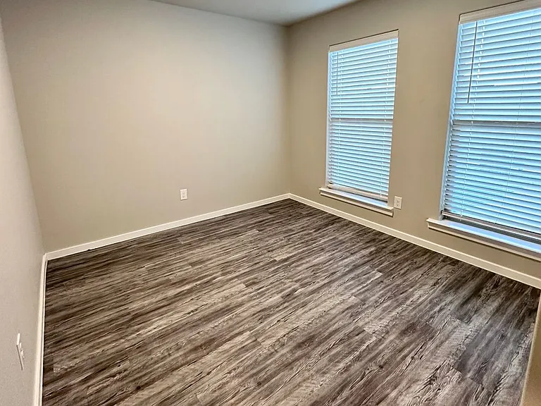 2106 N Avenue J — Photo 17