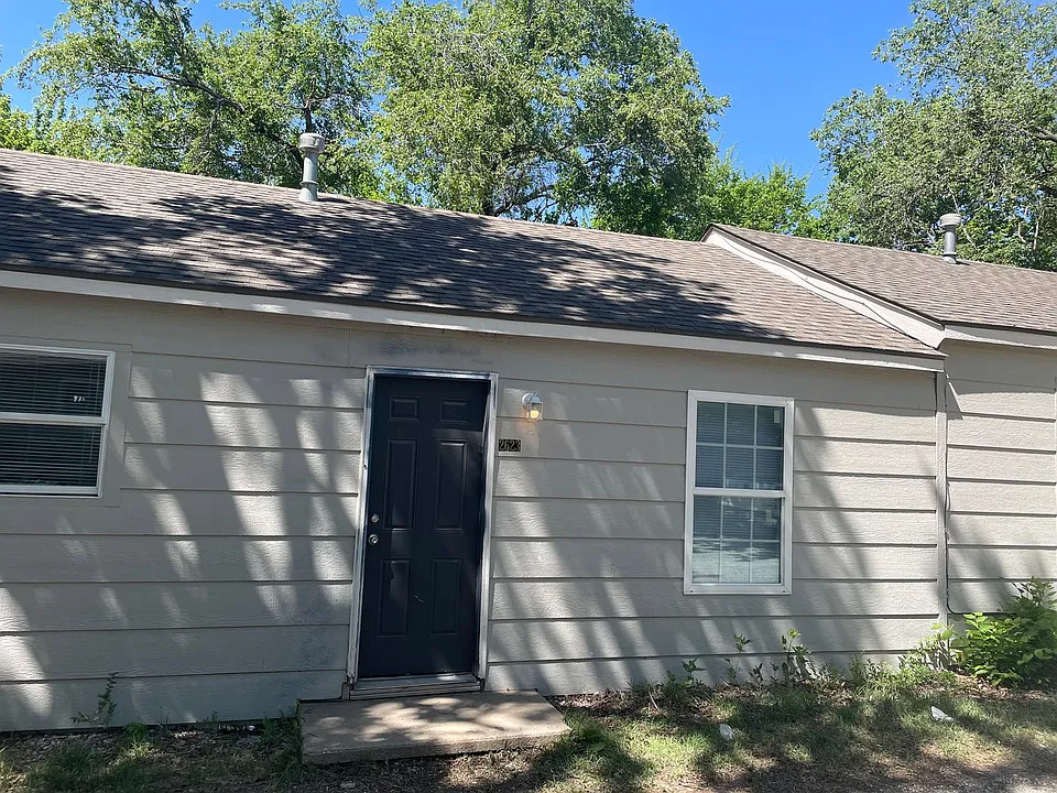 2623 S Fees St