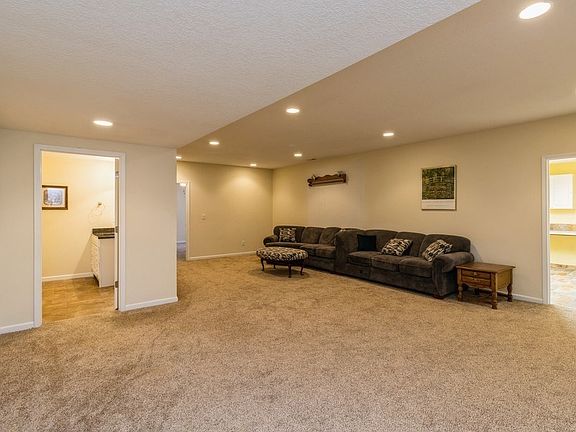 3rd image of 6908 Mark Twain Ct