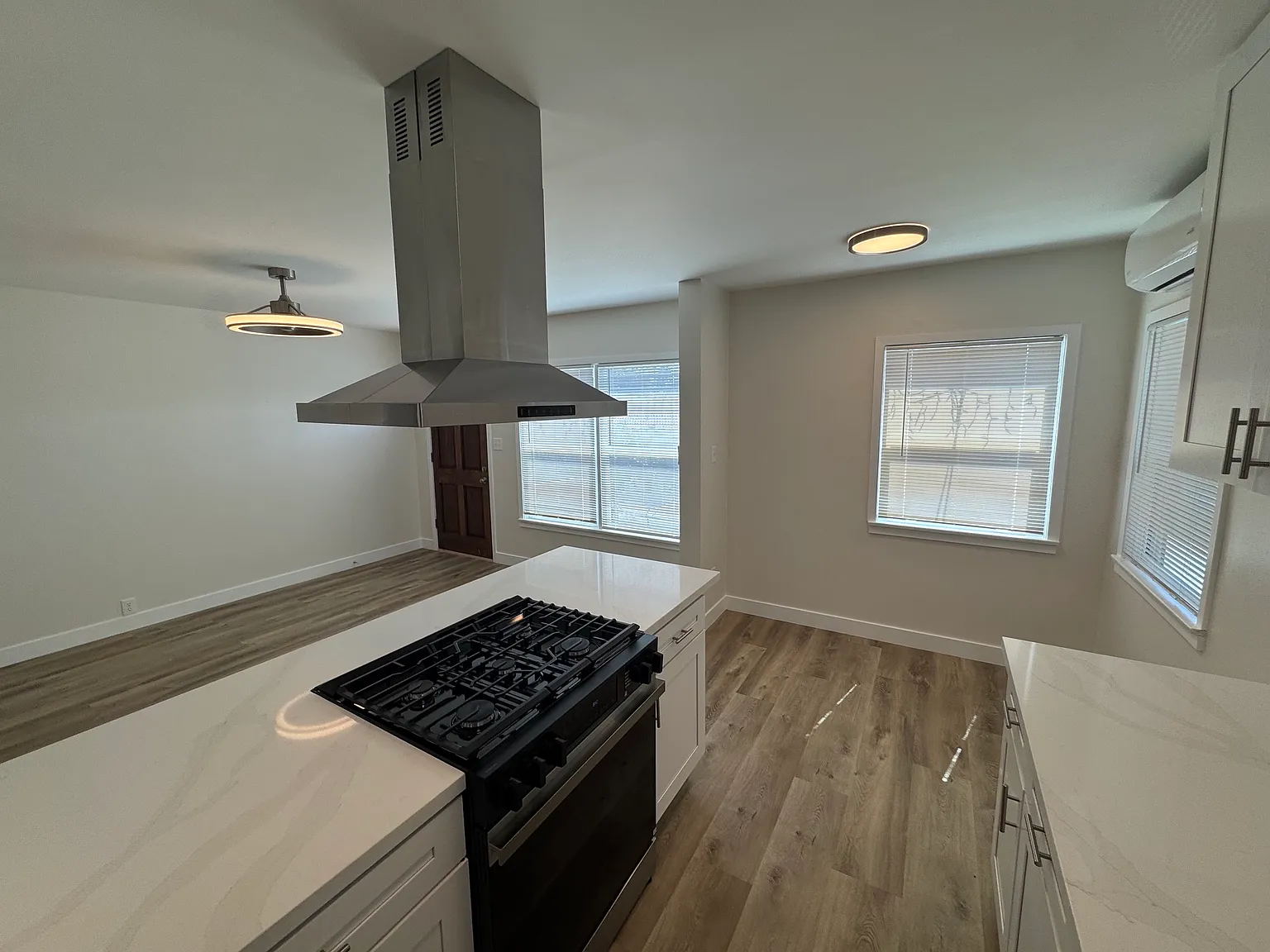 1 bed, 900 sqft, $2,350 — Photo 3