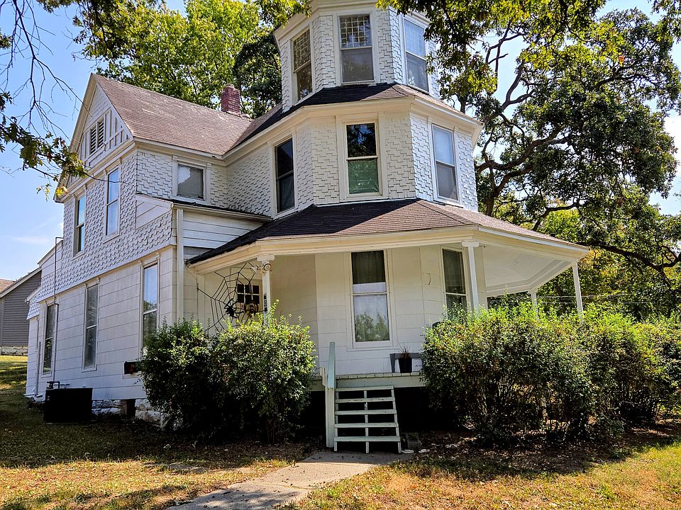 1st image of 102 Emerson St