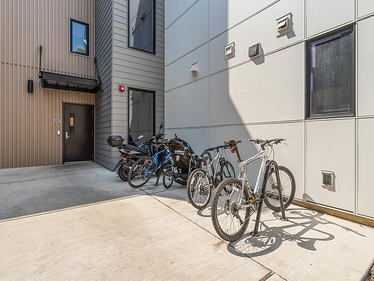 121 S Holly — Photo 4