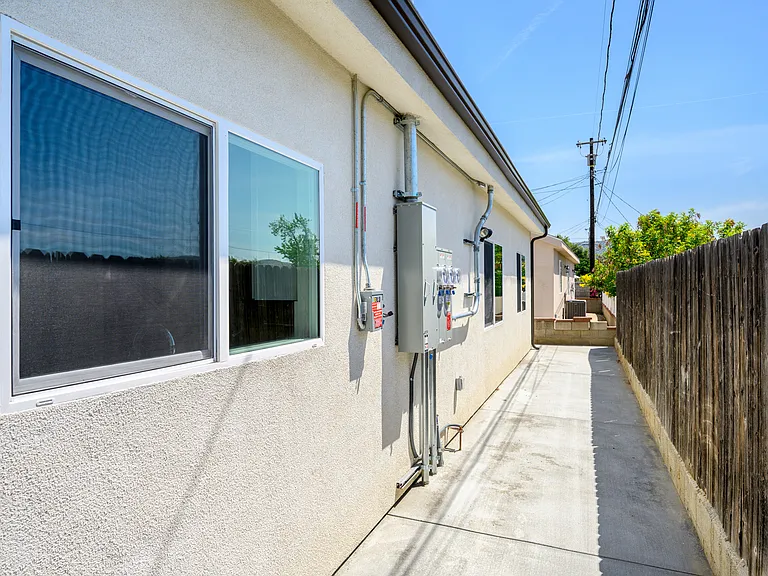 10939 Nassau Ave — Photo 21