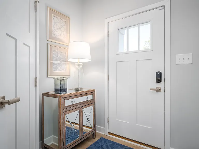 1010 Crescent Cove Ln — Photo 2