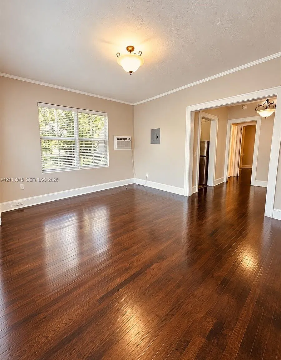 344 Mendoza Ave — Photo 1