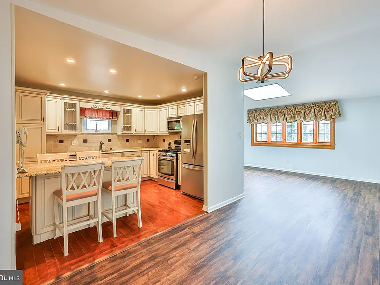 9898 Wistaria St — Photo 3