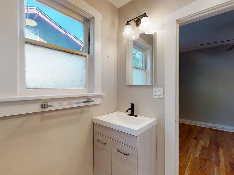 Upstairs Full Bathroom