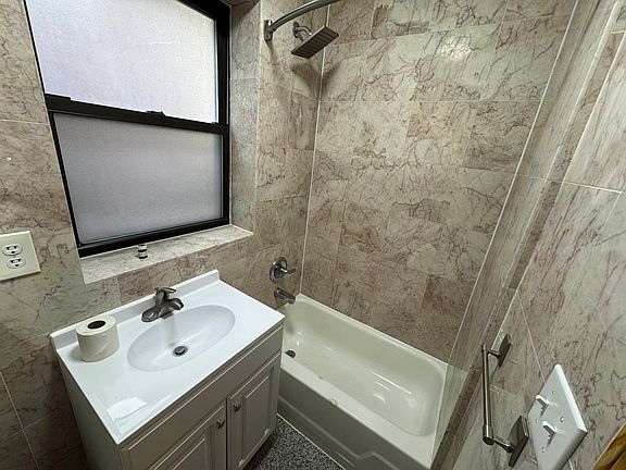 4th image of 176 Stanton St APT 1D