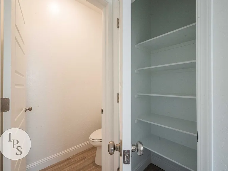352 N Millard Ave — Photo 26
