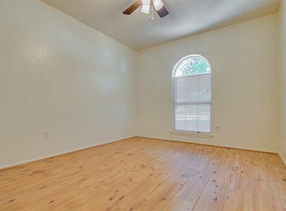 4th image of 329 NW Summercrest Blvd