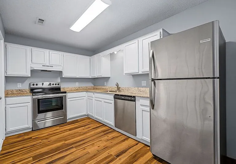302 Parkcrest Dr — Photo 3