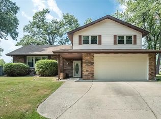 125 Twin Lake Dr, Swansea, IL