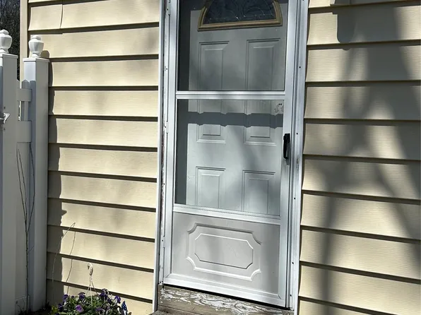 5 Whitney Ln, Coram, NY 11727