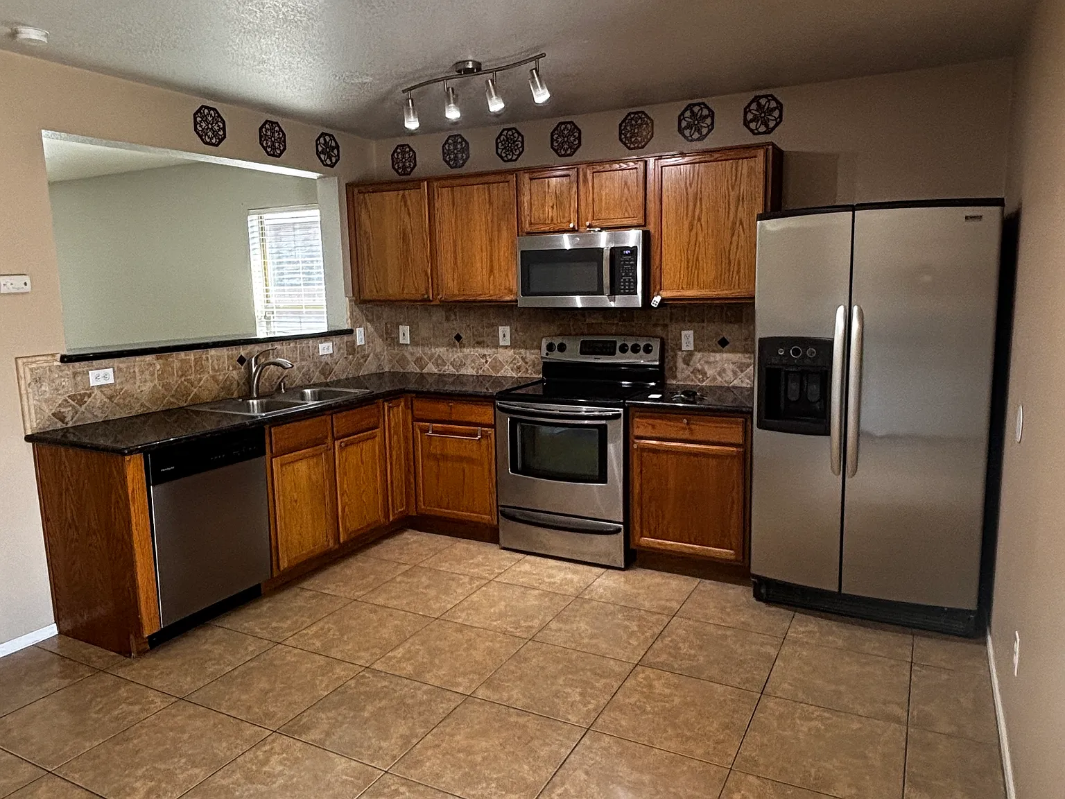 3 bed, 1343 sqft, $1,995 — Photo 3