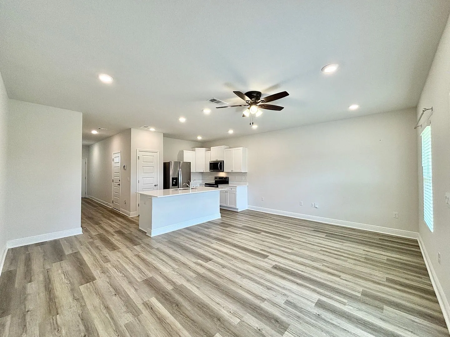 Modern 2 Story 3 Bedroom Town Home — Photo 4