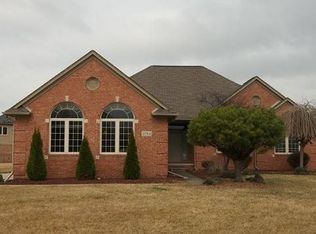 20964 Ivy Cir E, Macomb, MI 48044