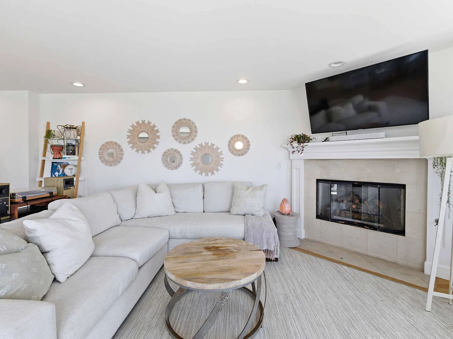 3 bed, 3.5 bath, 1850 sqft, $12,500 — Photo 2