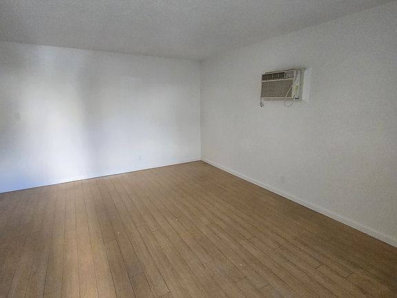 4th image of 14618 Wyandotte St APT 5