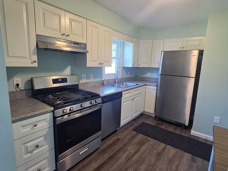 141-143 Curtis Ave — Photo 2