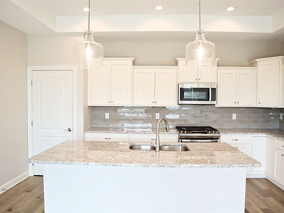 5th image of 1042 NW Creekside Dr