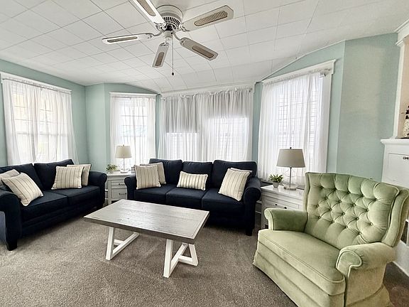 5th image of 828 2nd St Unit 2