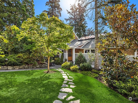 5th image of 3086 Point White Drive NE