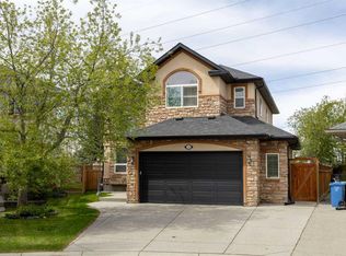 22 SE Strathridge Ct SW, Calgary, AB T3H 4M2