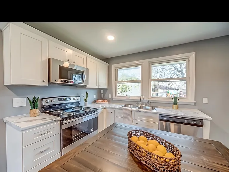100 Cole Dr — Photo 3