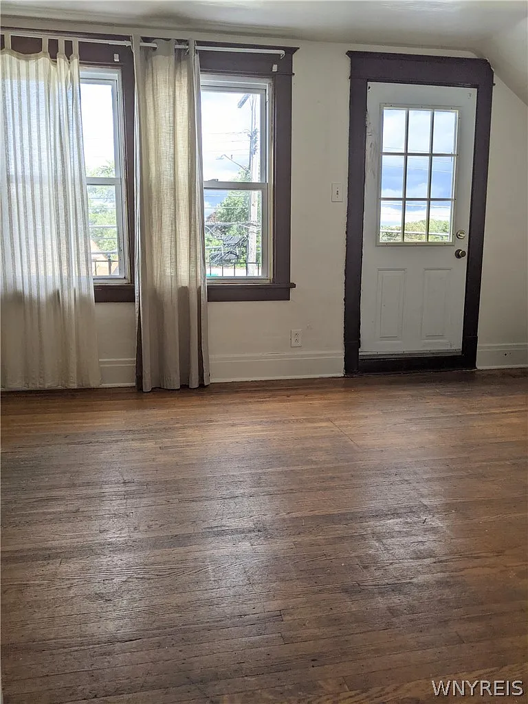 3 bed, 1.0 bath, 850 sqft, $1,300 — Photo 3