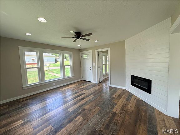 3rd image of 482 E Richardson Ave