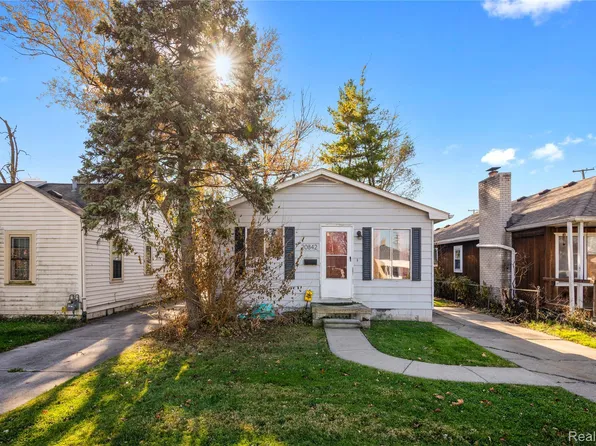 20842 Ridgemont Rd, Harper Woods, MI 48225