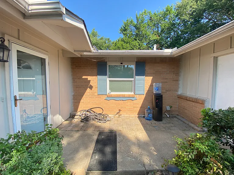 2711 Olympia Dr — Photo 3