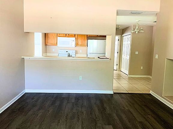 3rd image of 27 Guinevere Ln Unit A