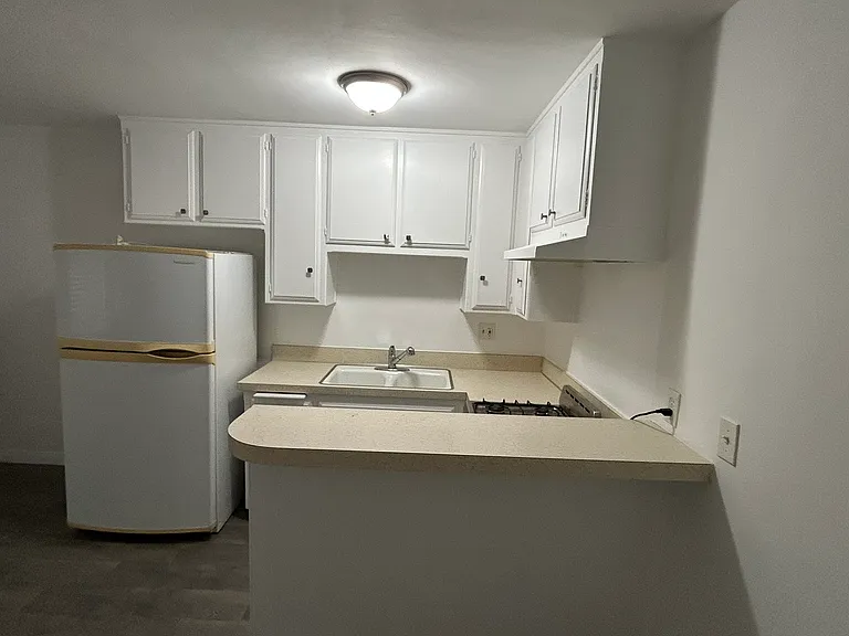12701 York Ave #G — Photo 2