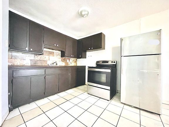 2nd image of 910 Athol St #4