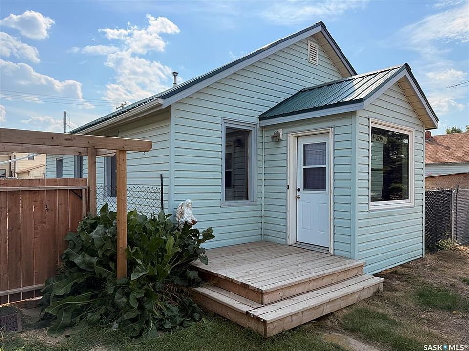 1st image of 309 Railway AVENUE W
