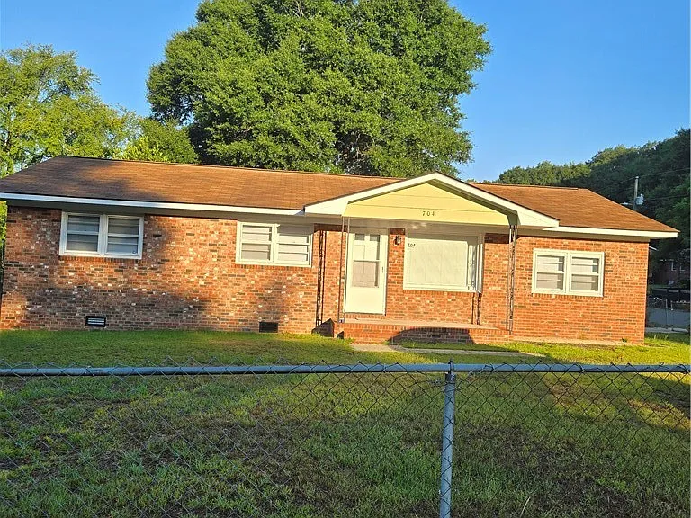 704 Dwain Dr — Photo 1