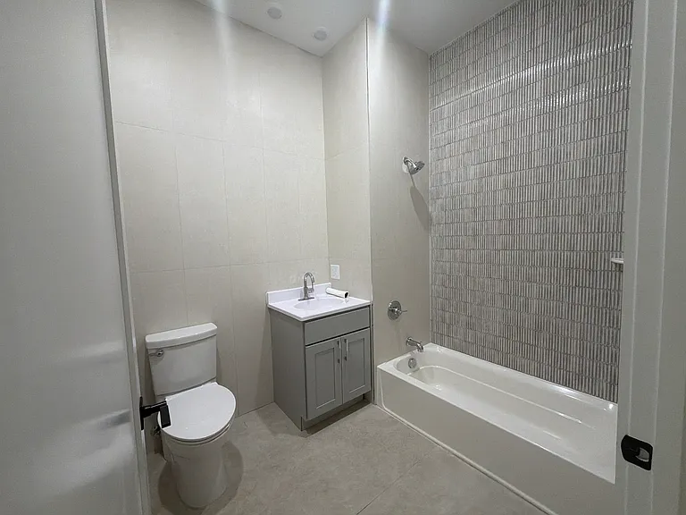40 Lembeck Ave #1A — Photo 4