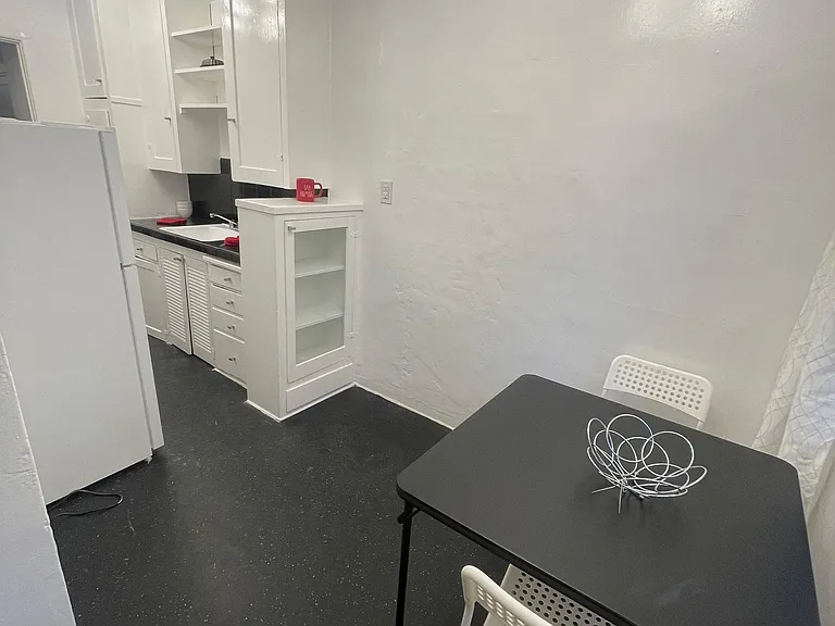 625 N Orange Dr #6 — Photo 2