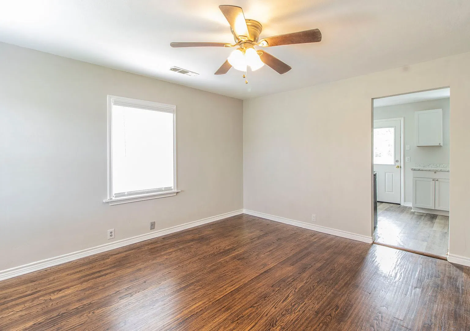 Update River Oaks Bungalow! — Photo 3