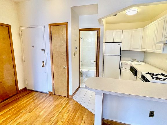 5th image of 160 W 75th St #3R