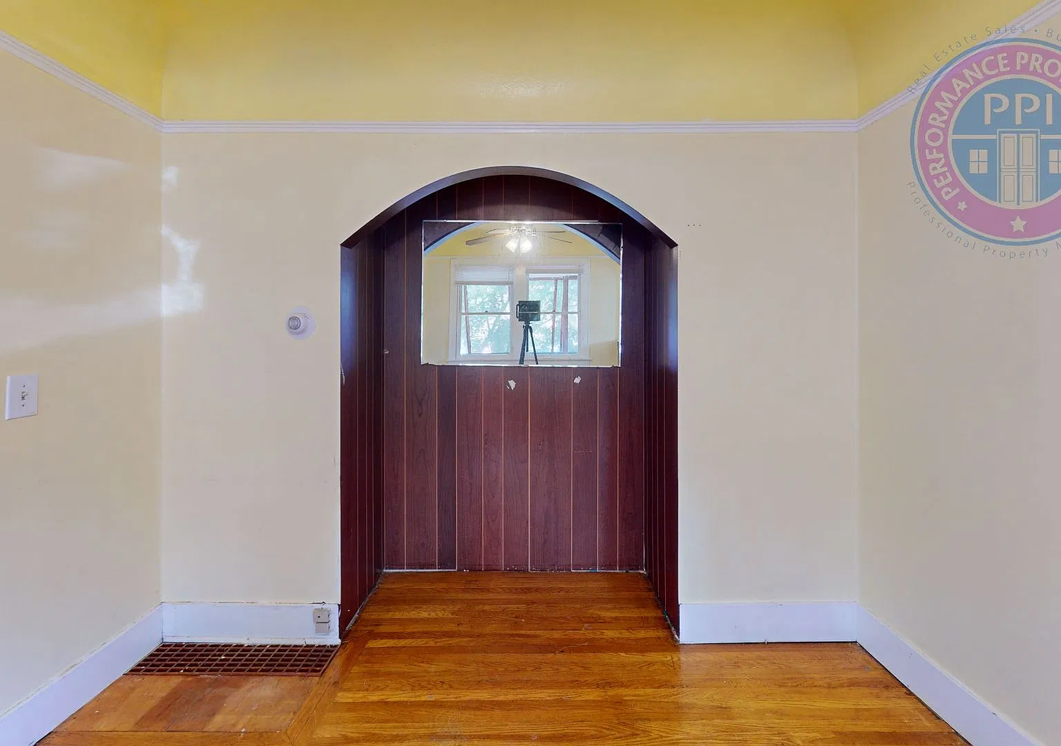 No Security Deposit w/ Rhino! North Mt. Tabor Bungalow, w/ Large Backyard! — Photo 4