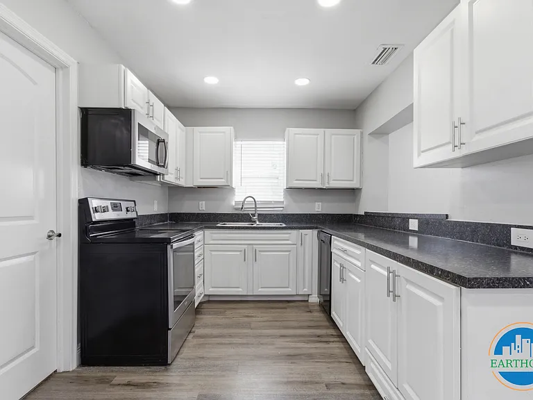 8609 Chinaberry Dr — Photo 9